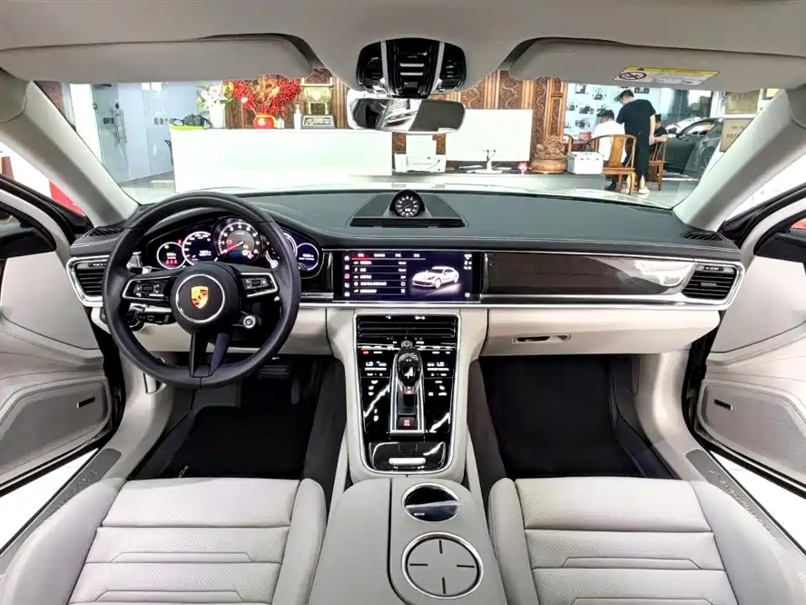 PORSCHE PANAMERA