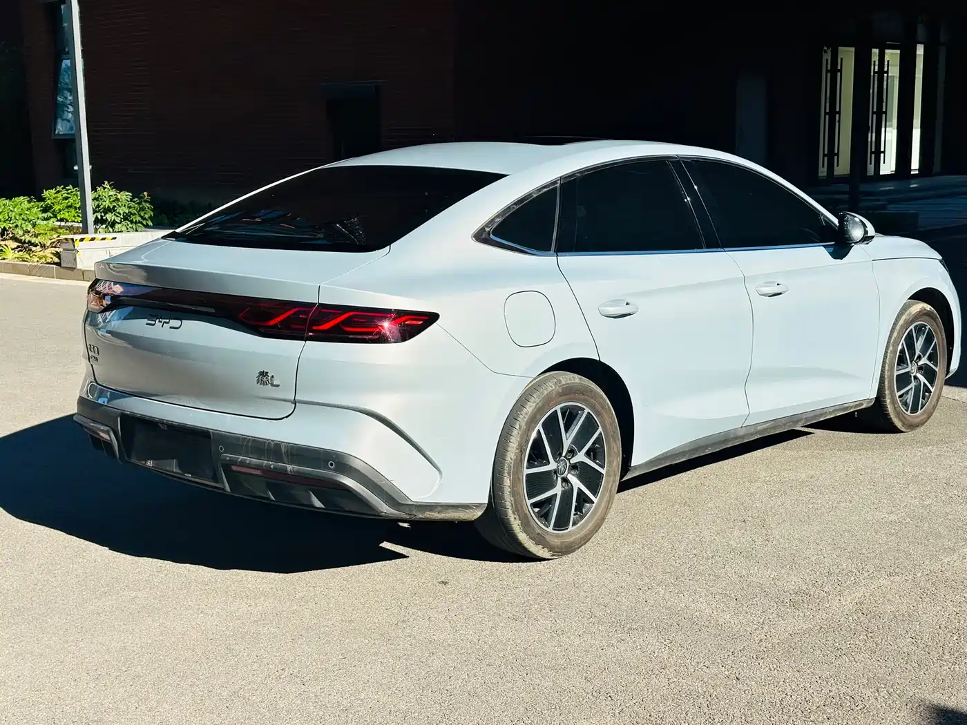 BYD Qin L 2024 DM-i 120KM Leading фото 5