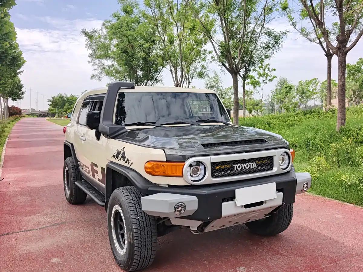 Toyota FJ Cruiser 2013 4.0L фото 2