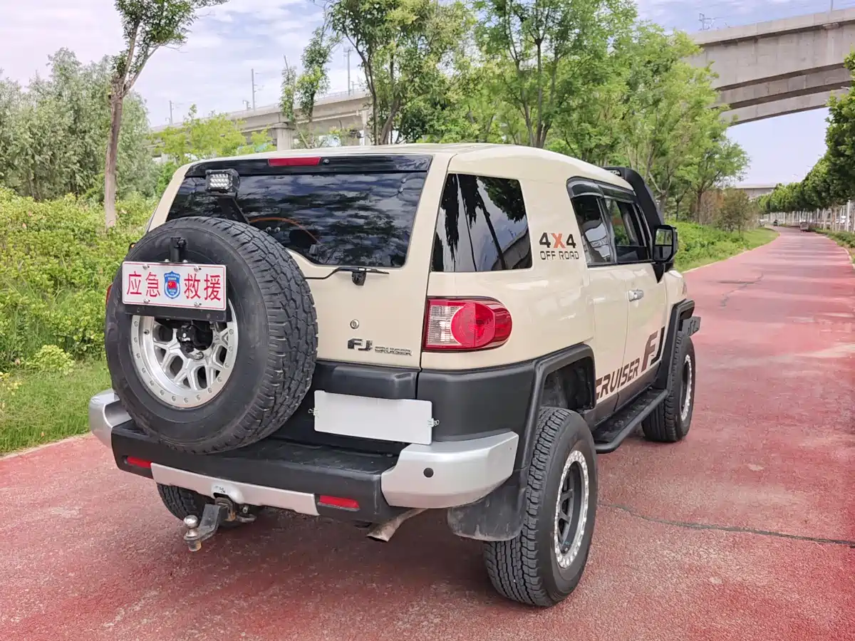 Toyota FJ Cruiser 2013 4.0L фото 5