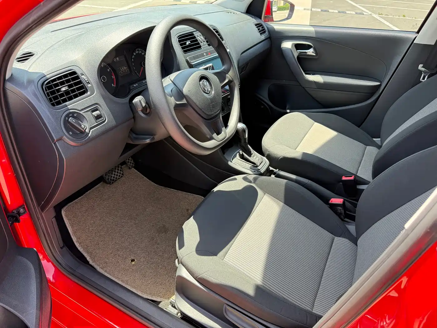 Volkswagen Polo 2016 1.4L Automatic Trend фото 4