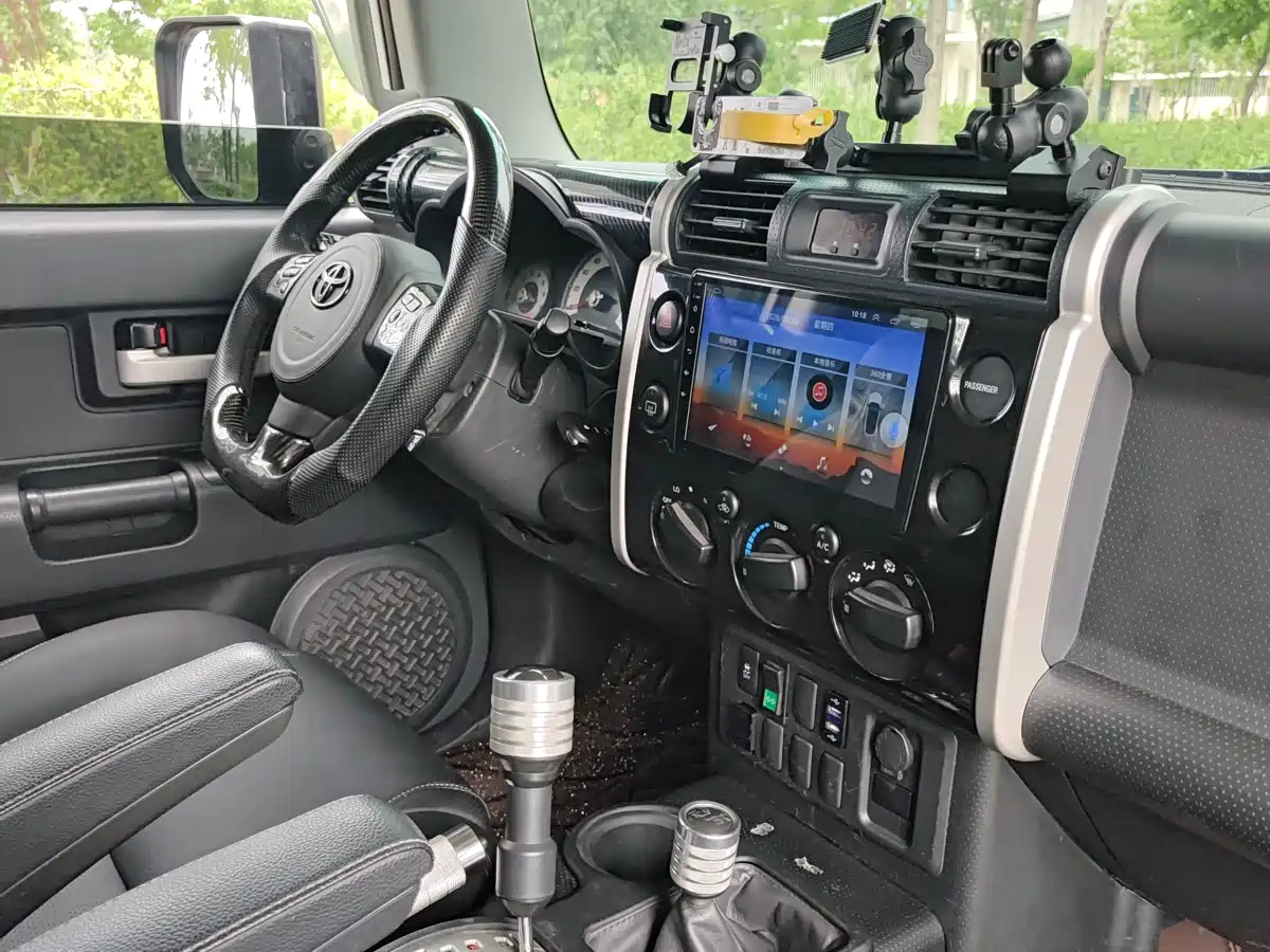Toyota FJ Cruiser 2013 4.0L фото 13