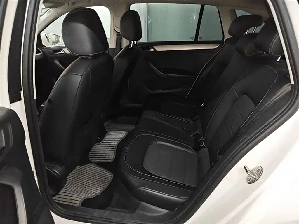 Škoda Skoda Rapid Spaceback 2016 Facelift 1.6L Automatic Innovation Edition фото 17