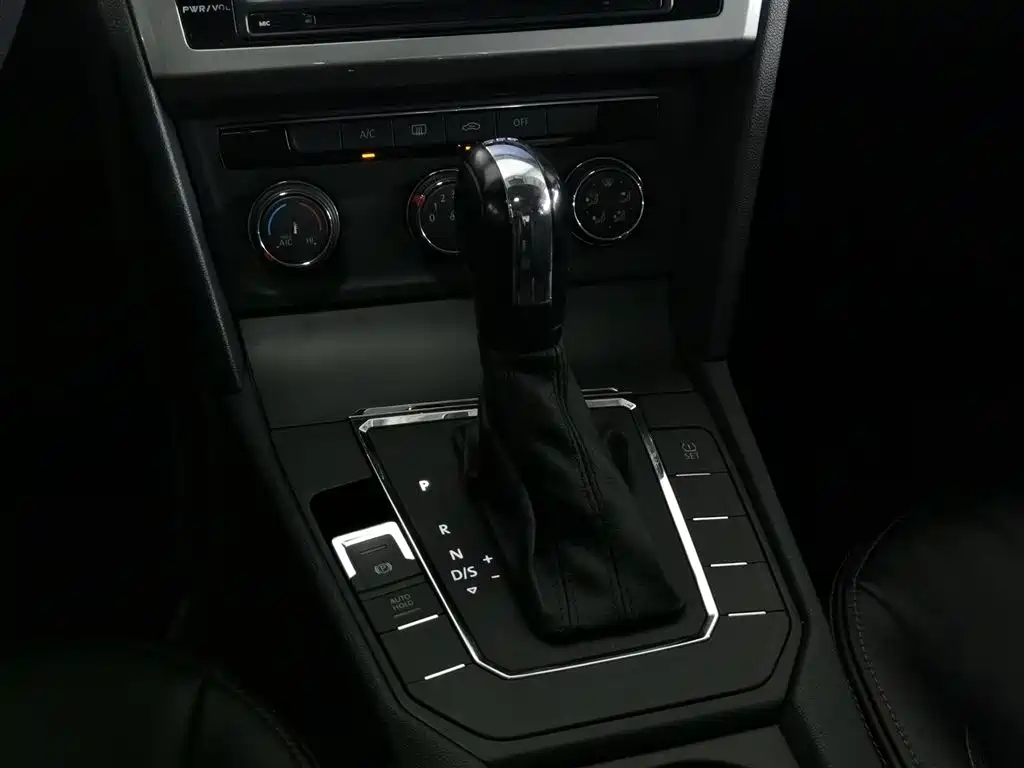 Volkswagen Lamando 2015 230TSI DSG Style фото 13