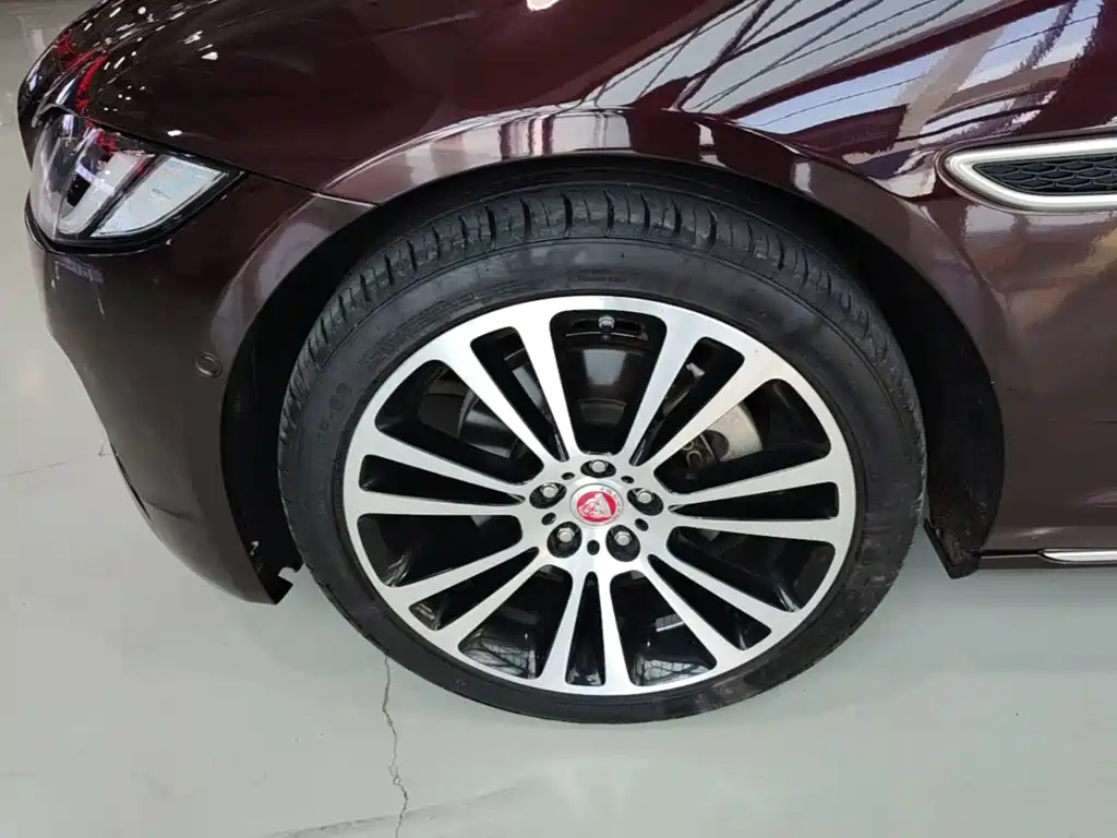 Фото 23 - Jaguar XFL