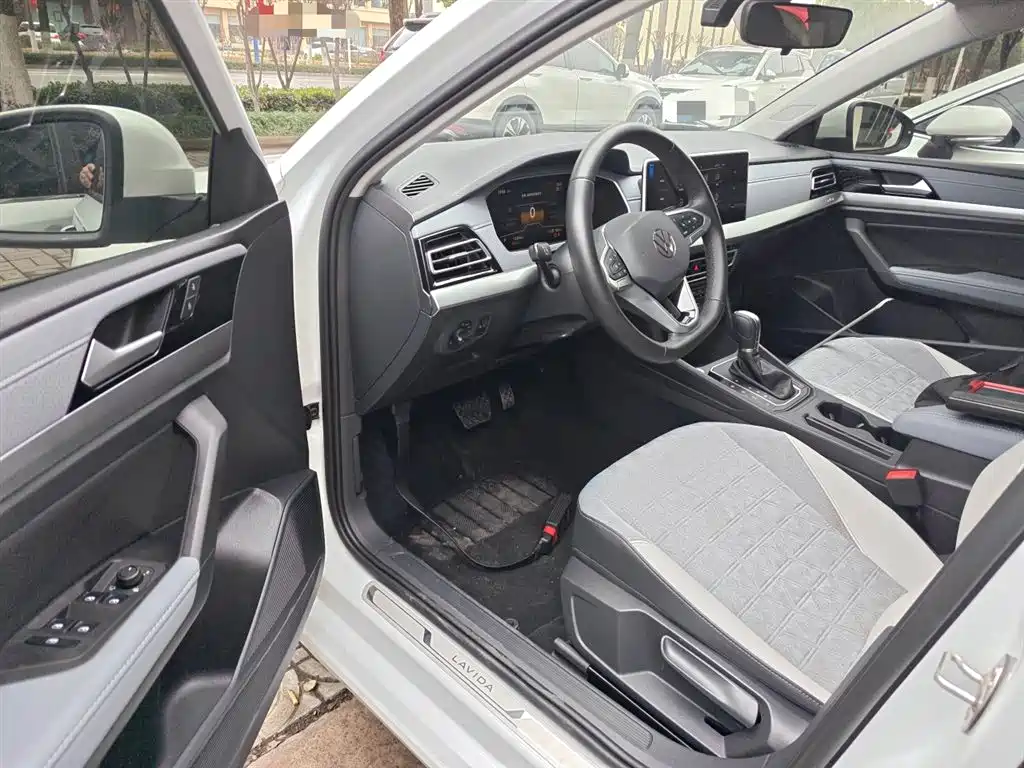 Volkswagen Lavida 2023 1.5L Auto Luxury Edition фото 12