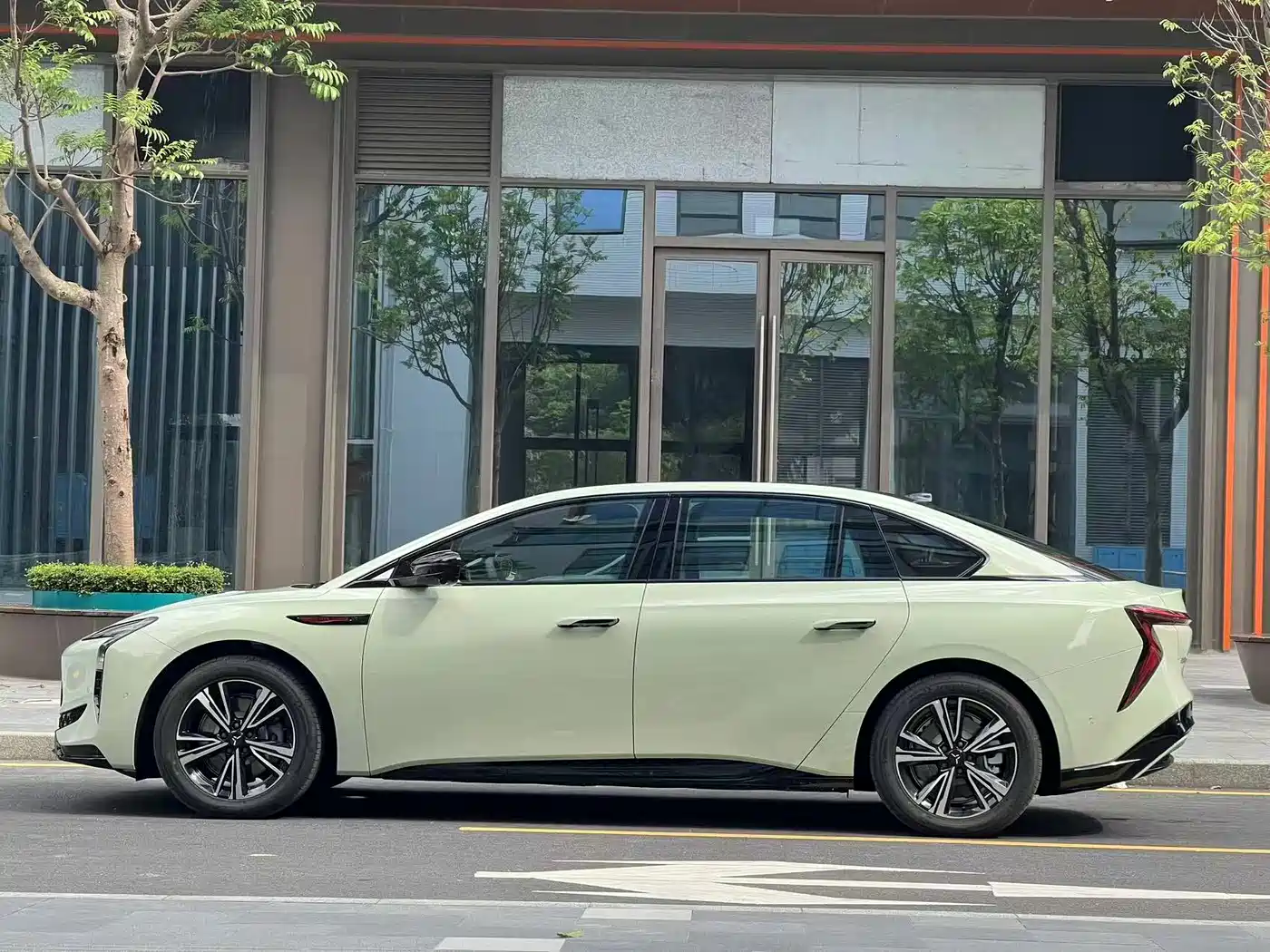 Hongqi EH7 2025 600 Smart Selection Edition фото 8
