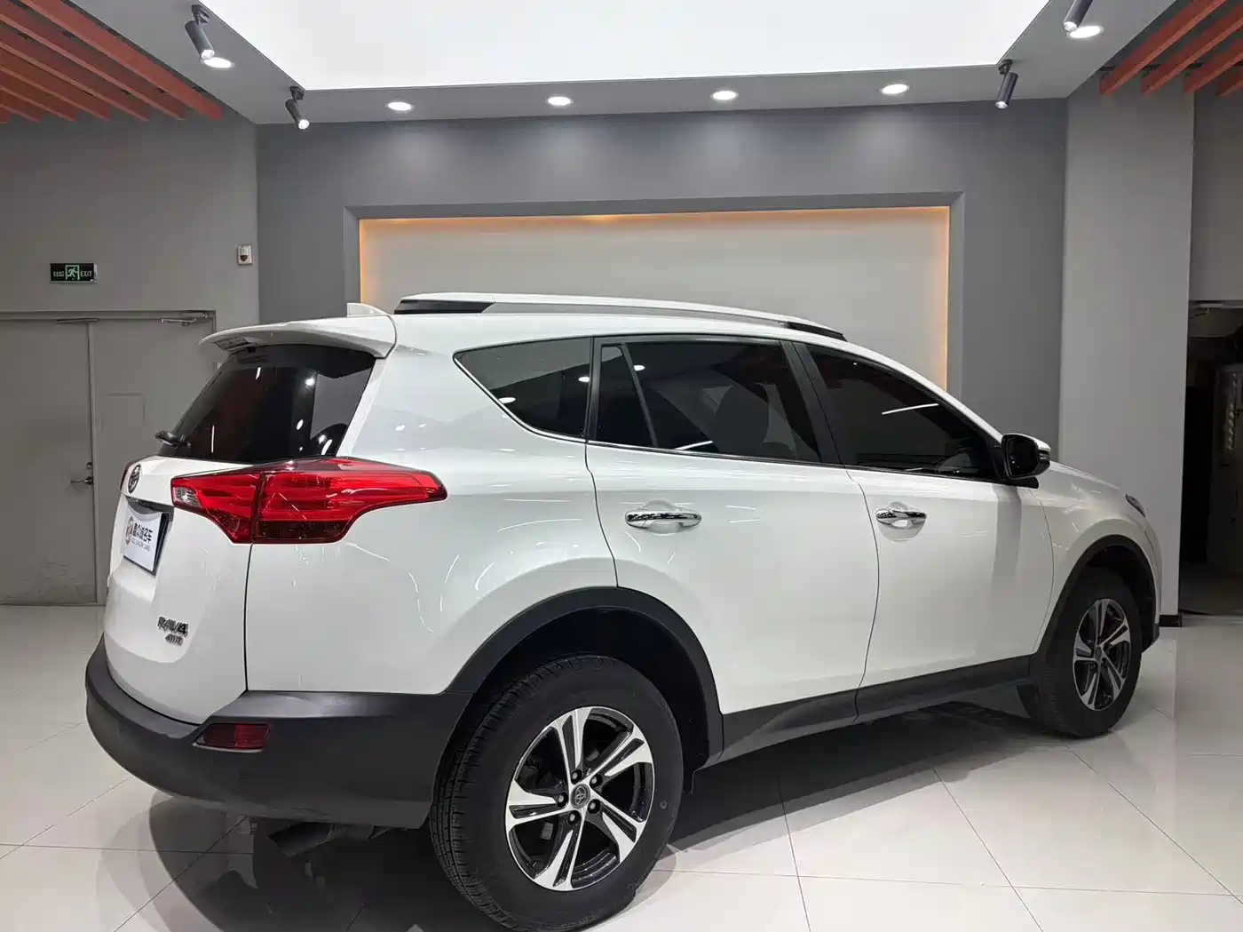Toyota RAV4 Rongfang 2015 2.0L CVT 4WD Pioneer Edition фото 4