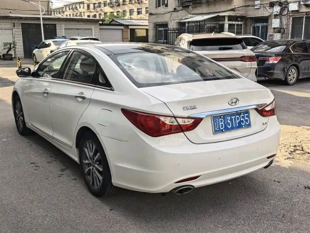 Hyundai Sonata 2011 2.4L Auto Premium Edition фото 6