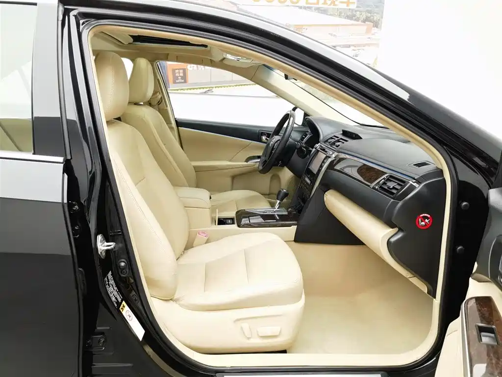 Toyota Camry 2015 2.5G Luxury Navigation Edition фото 23
