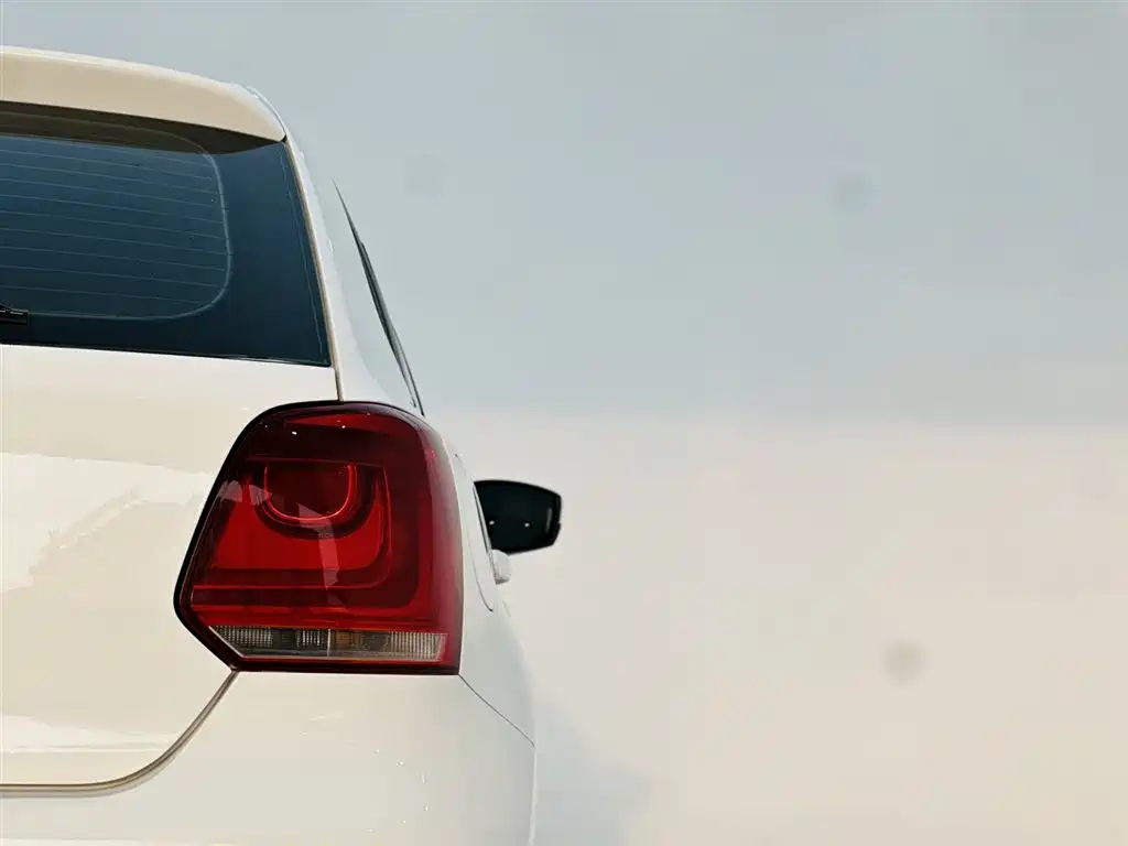 Volkswagen Polo 2013 1.6L Automatic Comfort Edition фото 11