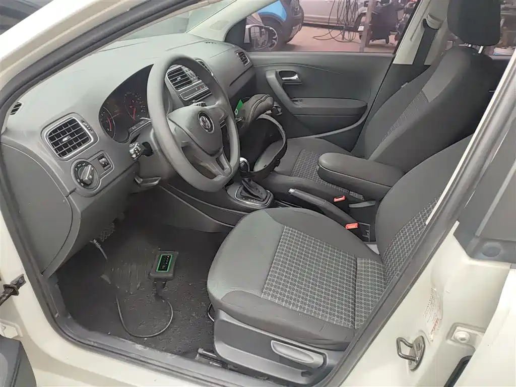 Volkswagen Polo 2014 1.6L Automatic Comfort Edition фото 16