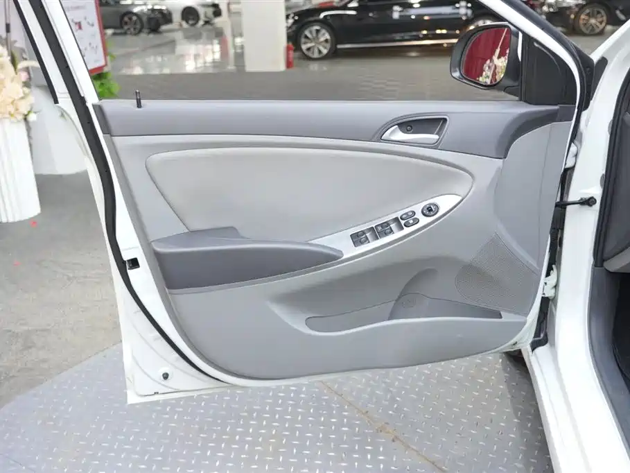Hyundai Verna 2016 1.4L Automatic Fashion GS фото 9
