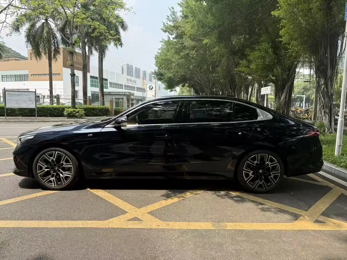 BMW 5 Series 2024 530Li Premium M Sport Package фото 3