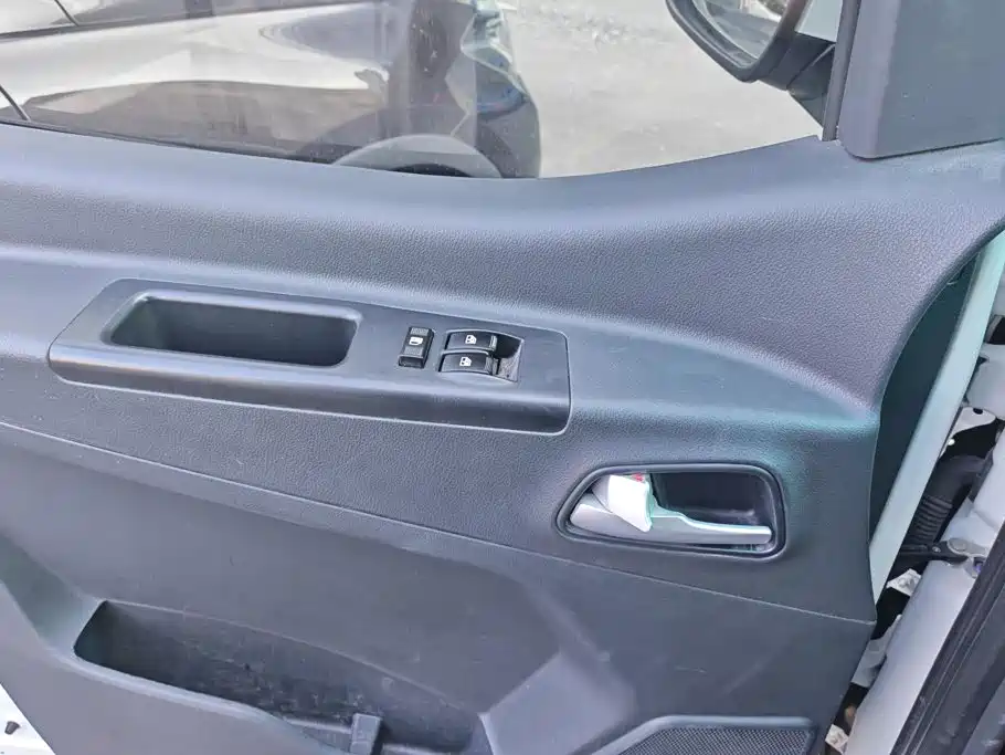 JAC Refine M3 2025 2025 1.8L Manual Comfort Edition 7/8-seater