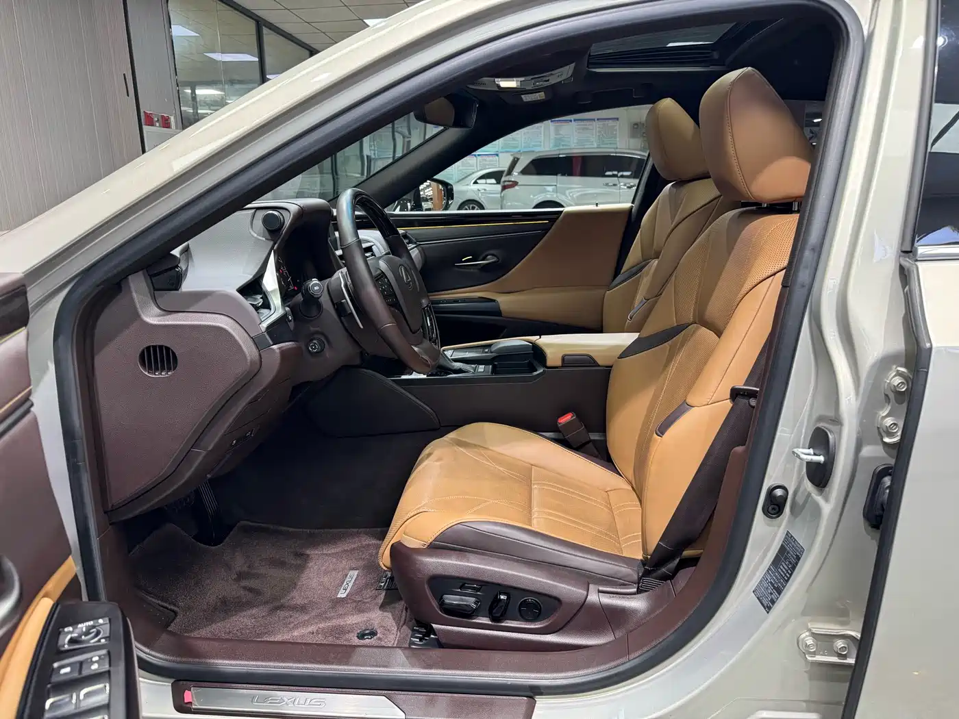 Lexus ES 2020 Model 300h Premium Edition фото 5
