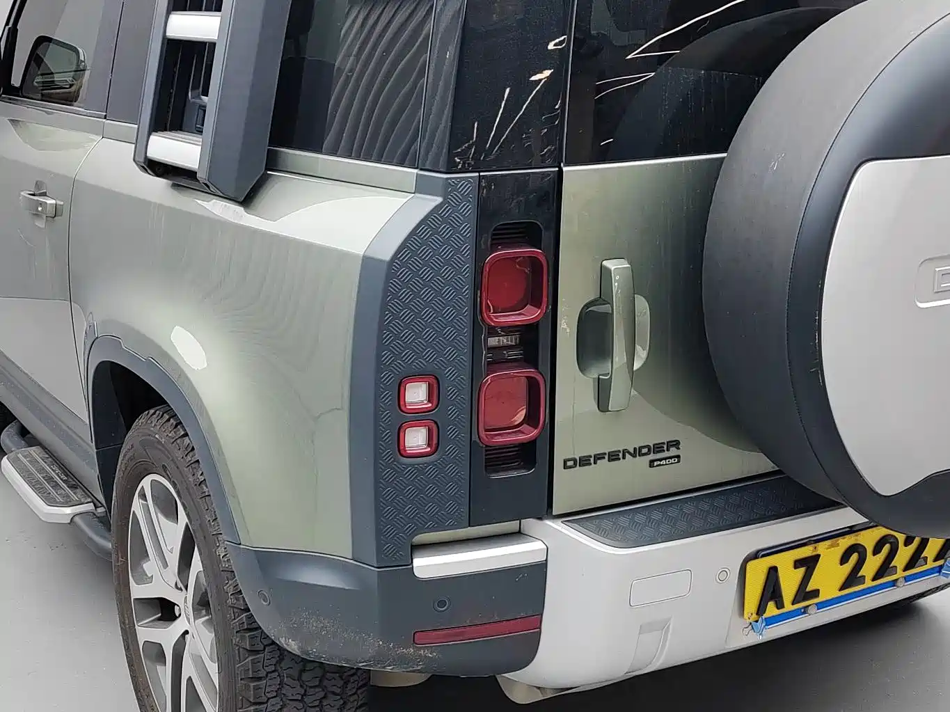 Photo 8 - Land Rover Defender