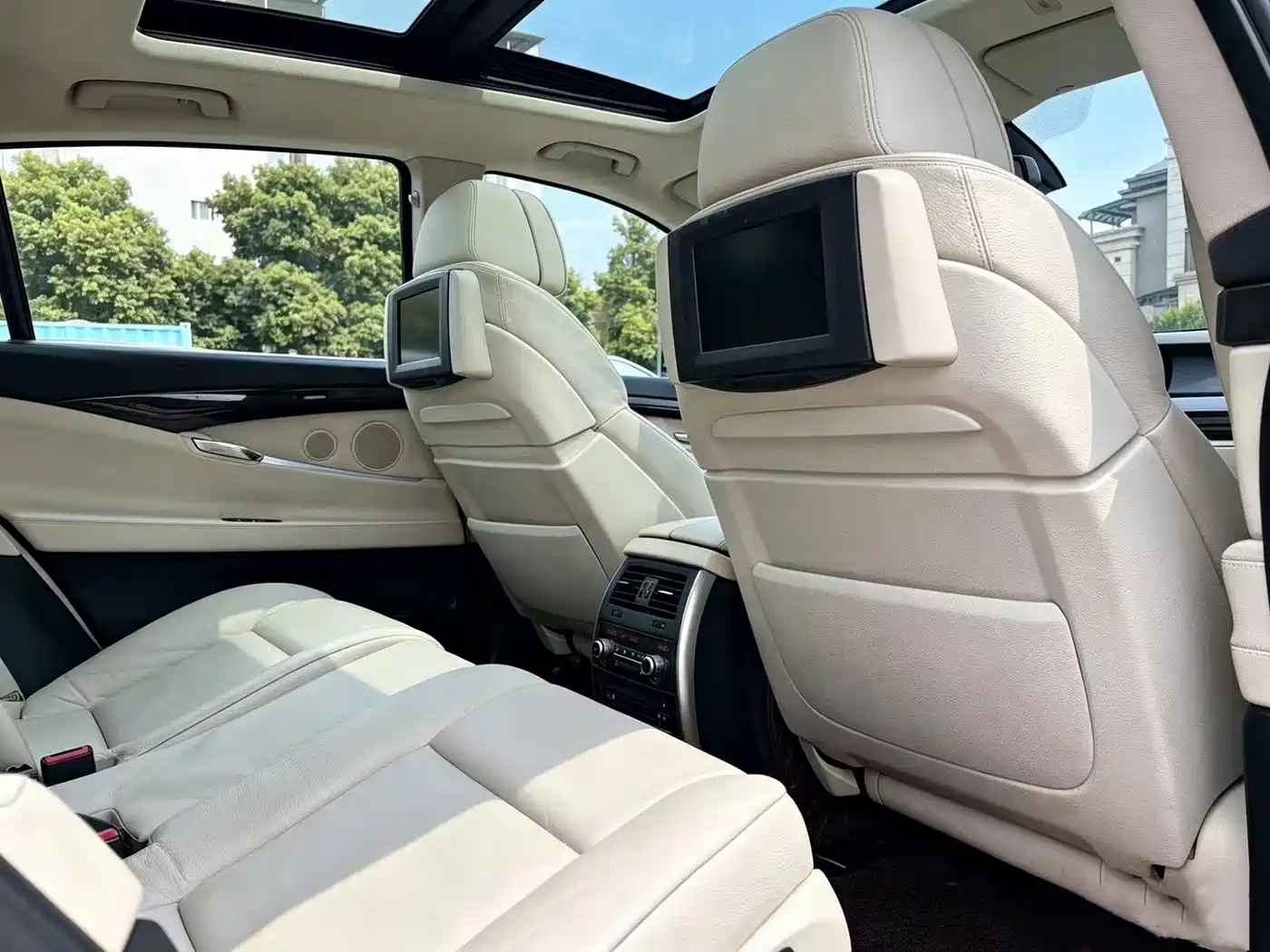 BMW 5 Series GT 2011 535i Elegance фото 15