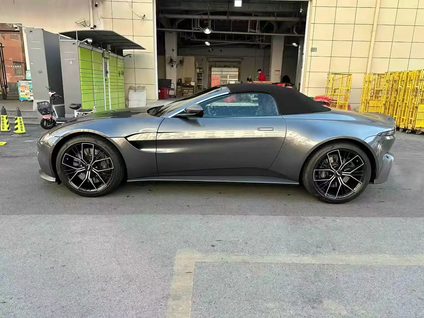 Aston Martin V8 Vantage 2022 4.0T V8 Roadster фото 3