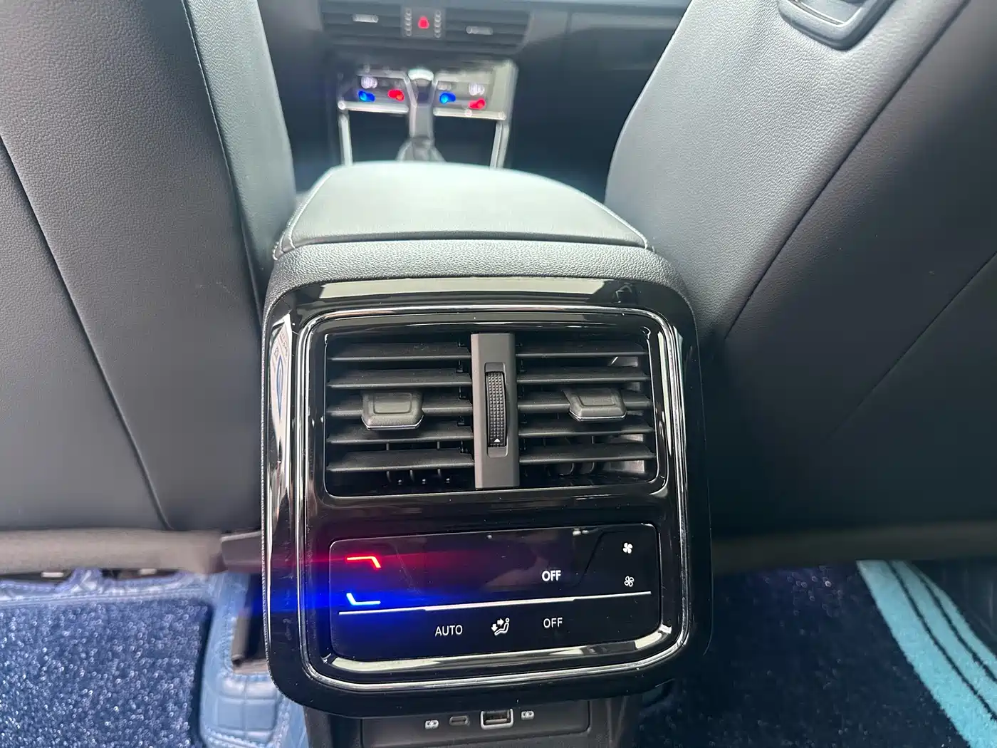 Volkswagen Passat 2025 Outstanding 380TSI Starlight Dragon Soaring Edition фото 13