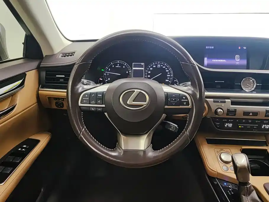 Фото 15 - Lexus ES