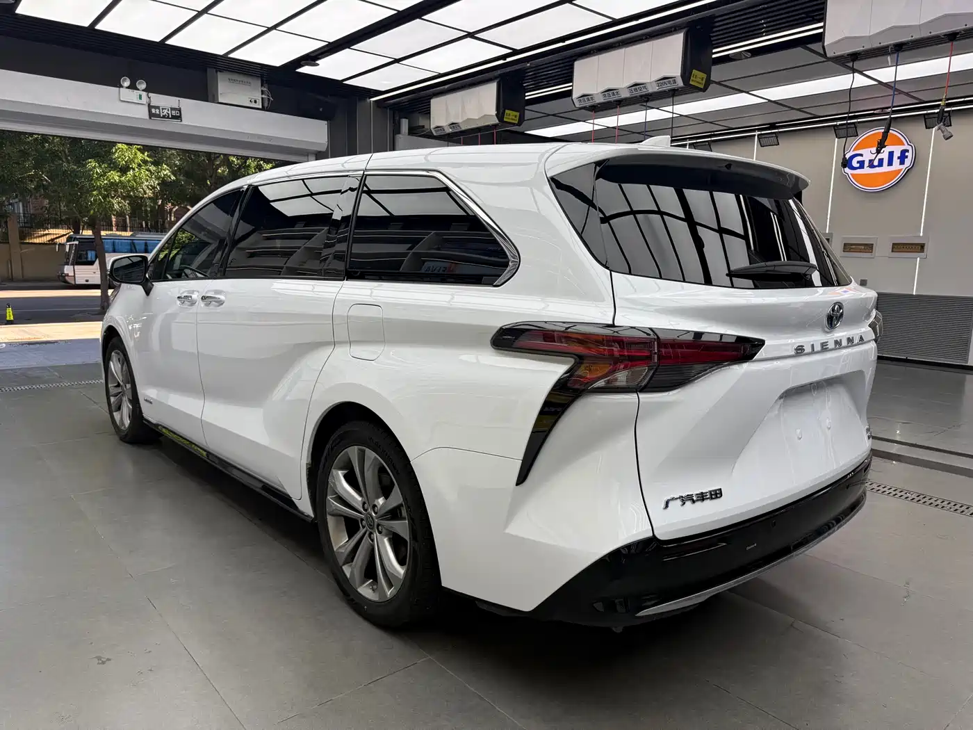 Toyota Sienna 2023 2.5L Hybrid Premium Edition фото 7