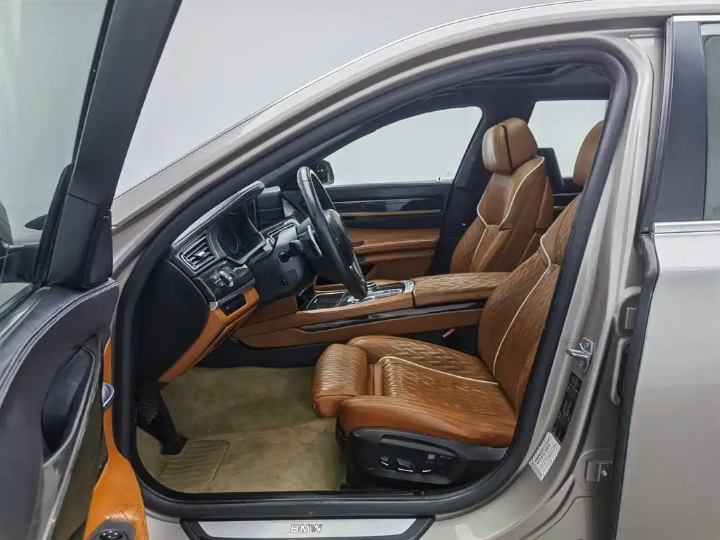 BMW 7 Series 2013 Model 740Li Leading фото 10