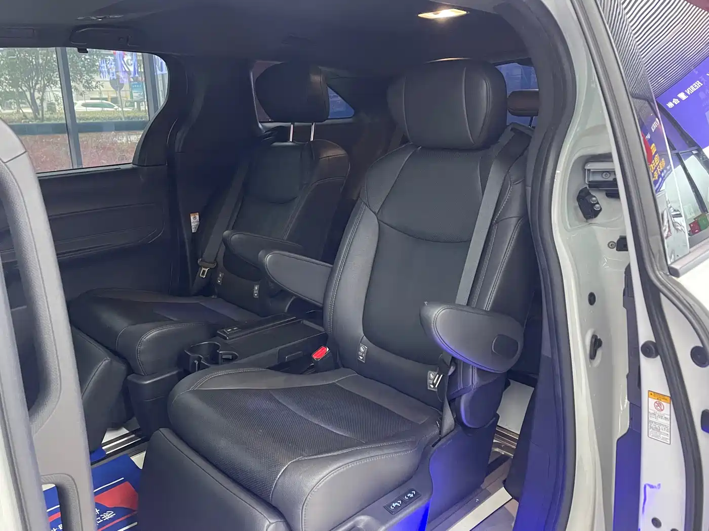 Toyota Sienna 2021 2.5L Hybrid Premium Edition фото 6