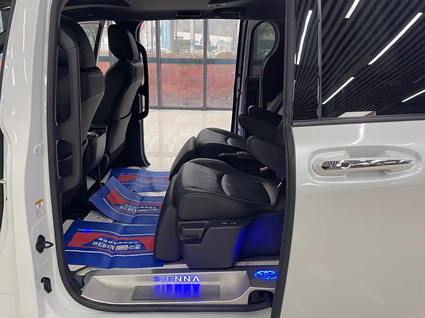 Toyota Sienna 2021 2.5L Hybrid Premium Edition фото 13