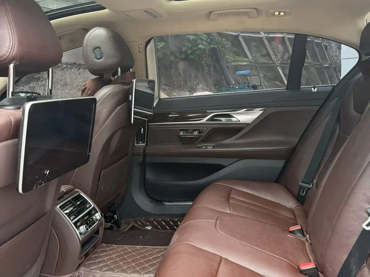 BMW 7 Series 2016 730Li Leading фото 5