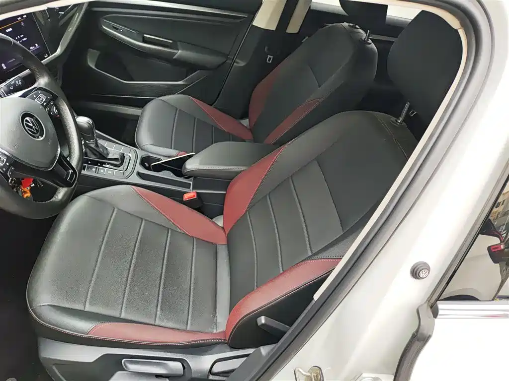 VOLKSWAGEN BORA
