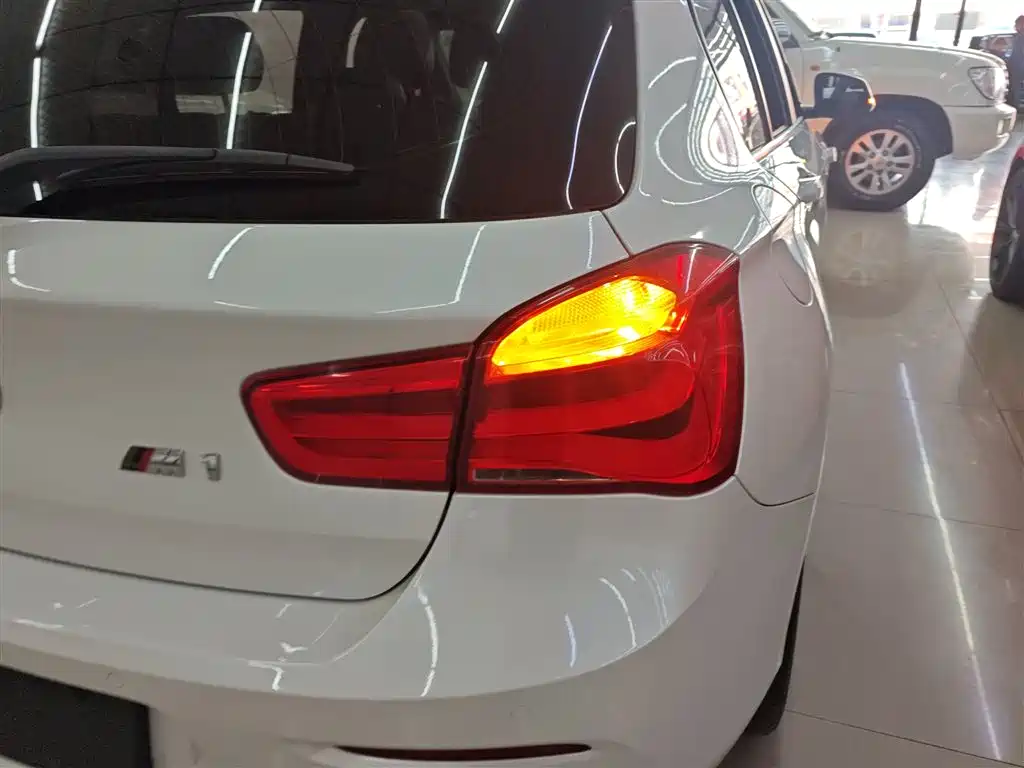 BMW 1 Series (Import) 2018 118i Sport Design Package фото 8