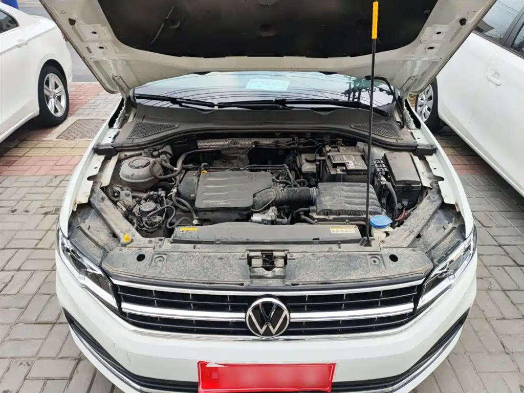 VOLKSWAGEN BORA