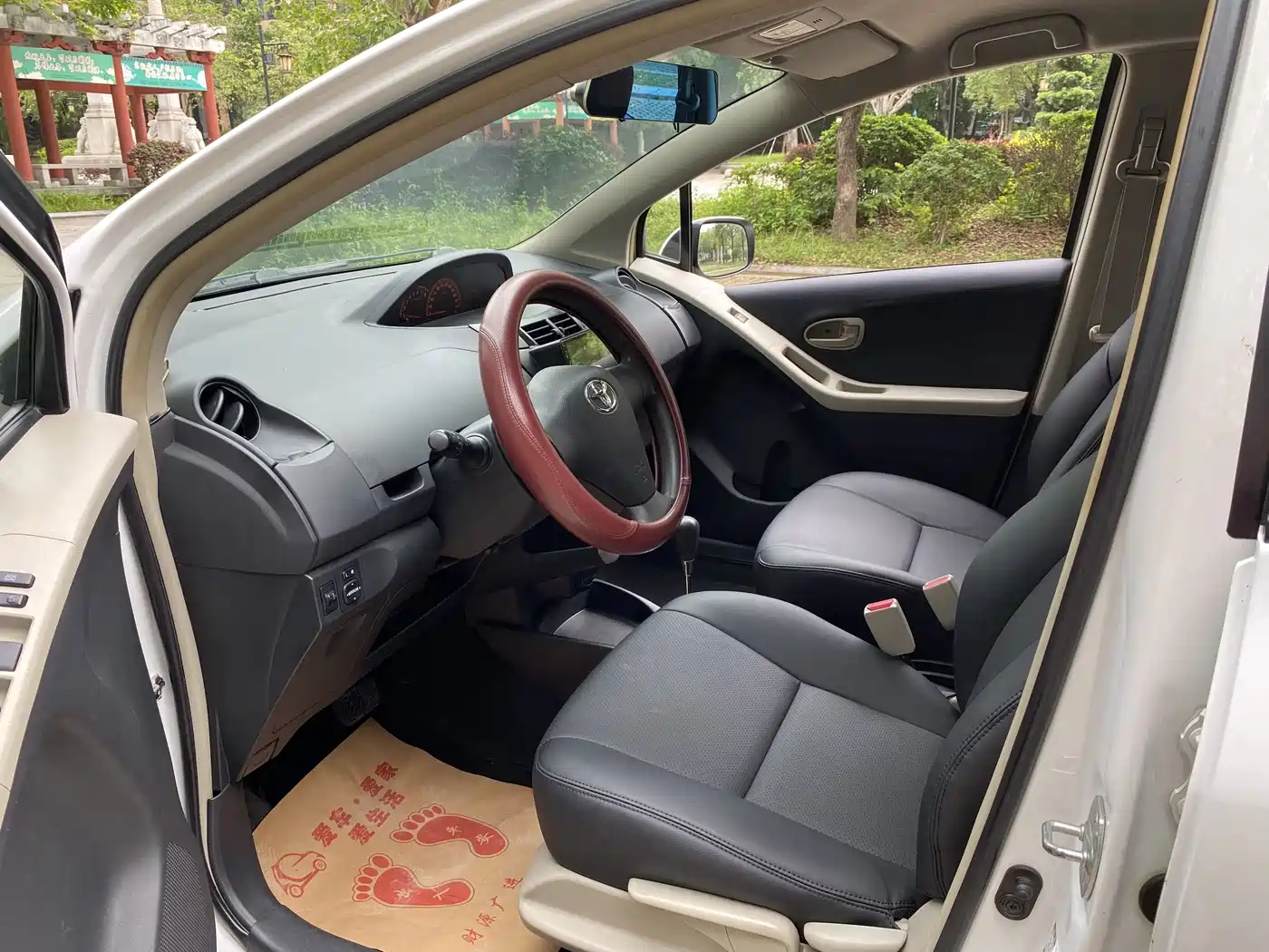 Toyota Yaris 2011 1.6E Auto Charm Edition фото 5