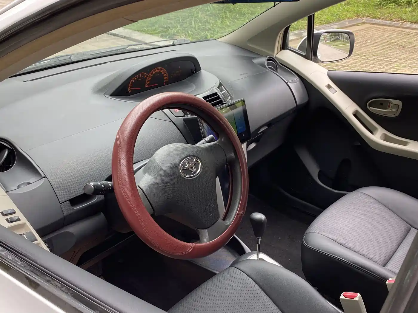 Toyota Yaris 2011 1.6E Auto Charm Edition фото 10