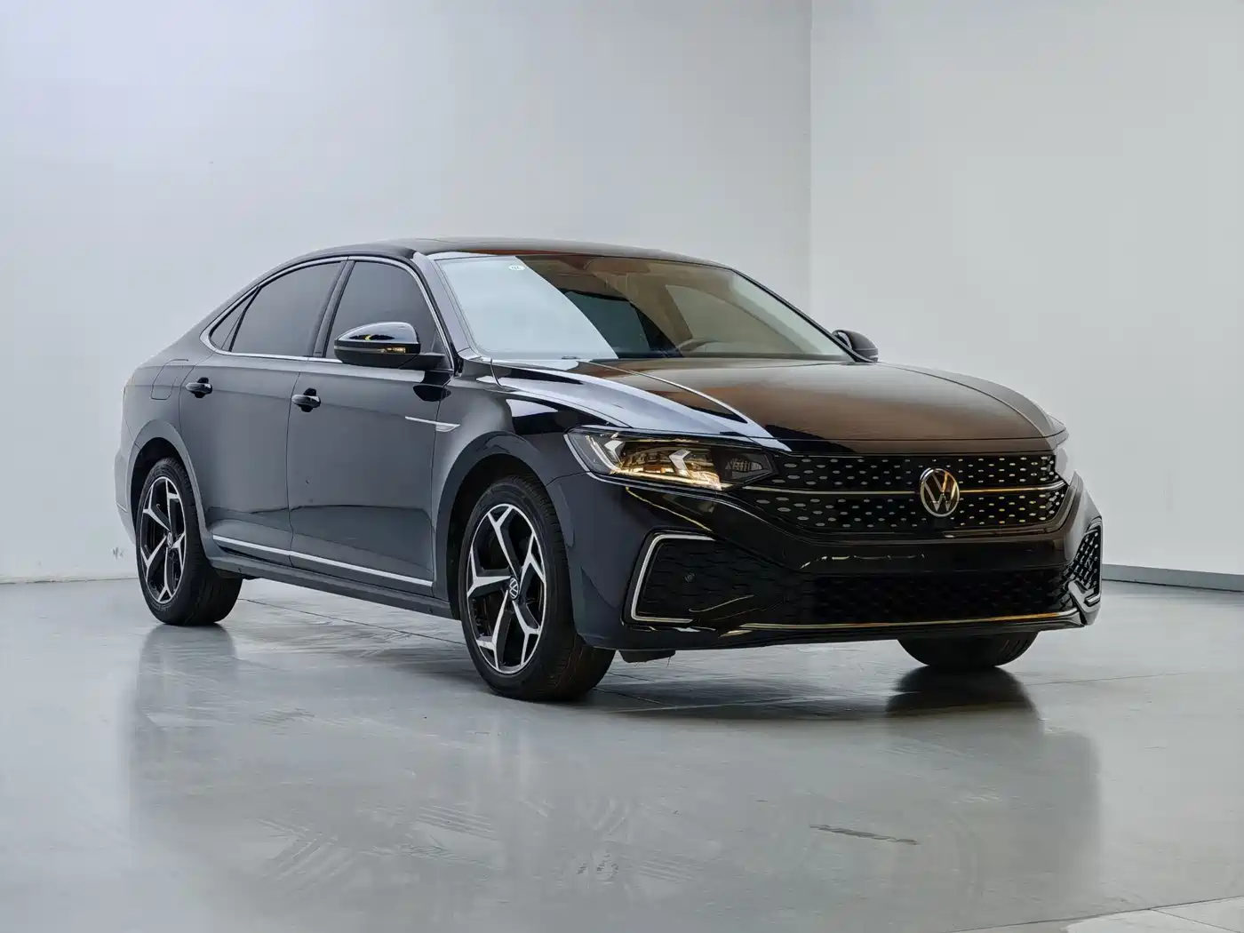 Volkswagen Passat 2024 380TSI Elite Edition фото 3