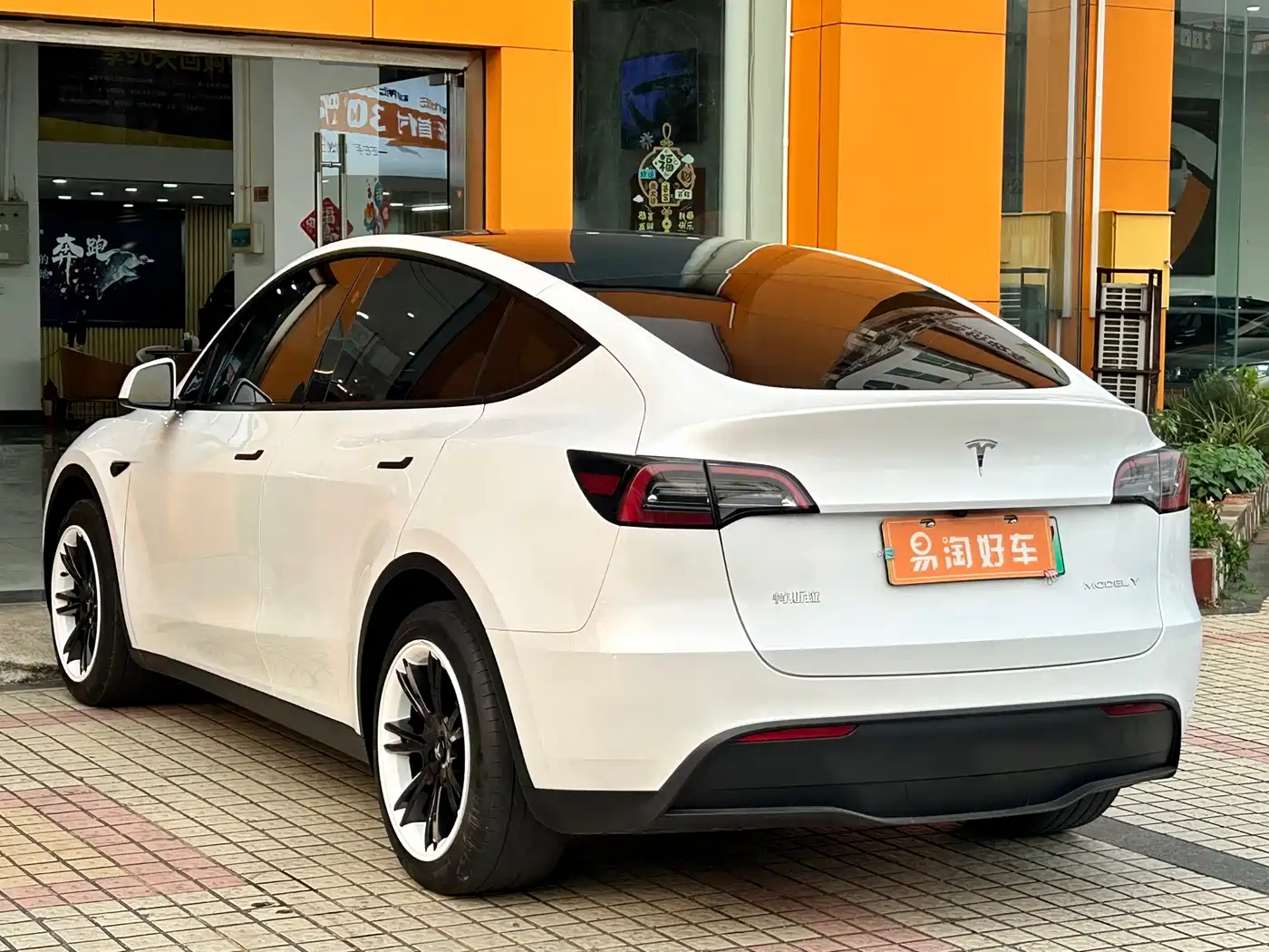 TESLA MODEL Y