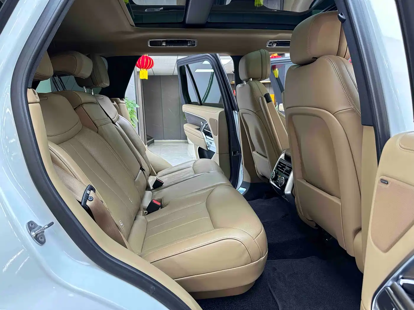 Land Rover Range Rover 2023 3.0 L6 360PS Golden Age Edition фото 10