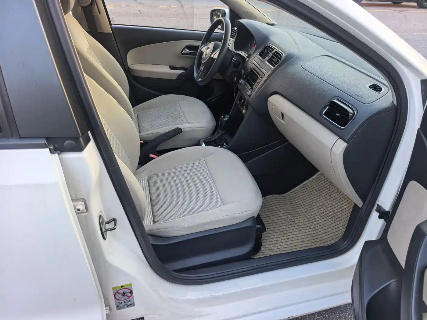 Volkswagen Polo 2013 1.6L Automatic Comfort Edition фото 9