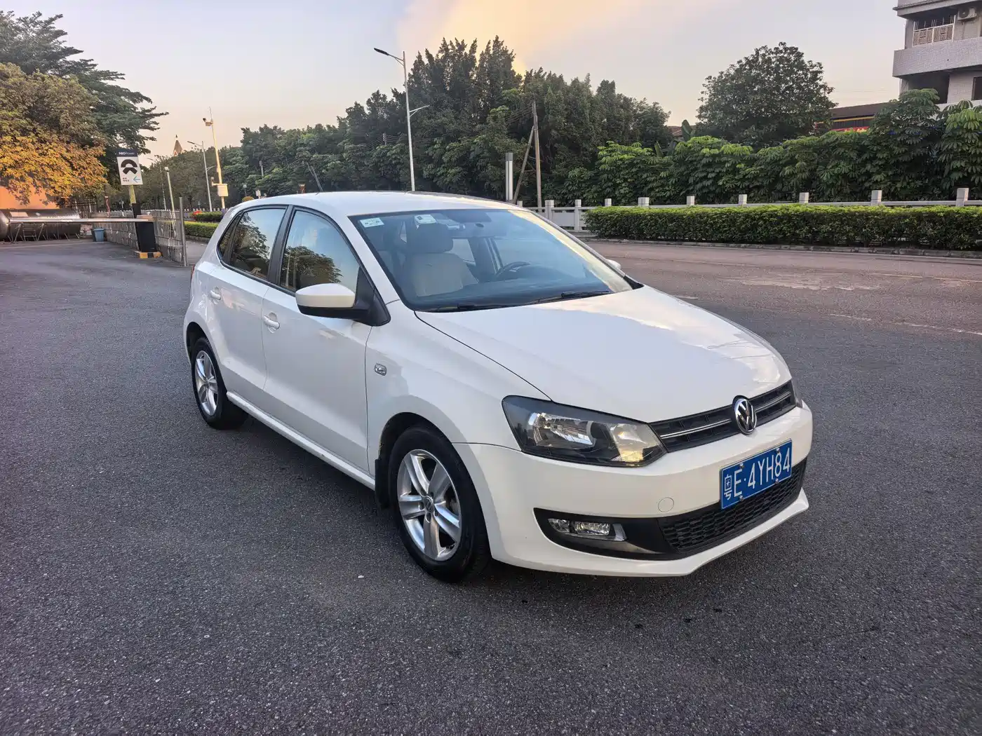 Volkswagen Polo 2013 1.6L Automatic Comfort Edition фото 3