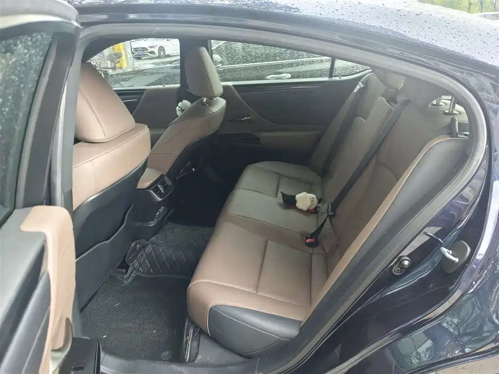 Фото 8 - Lexus ES
