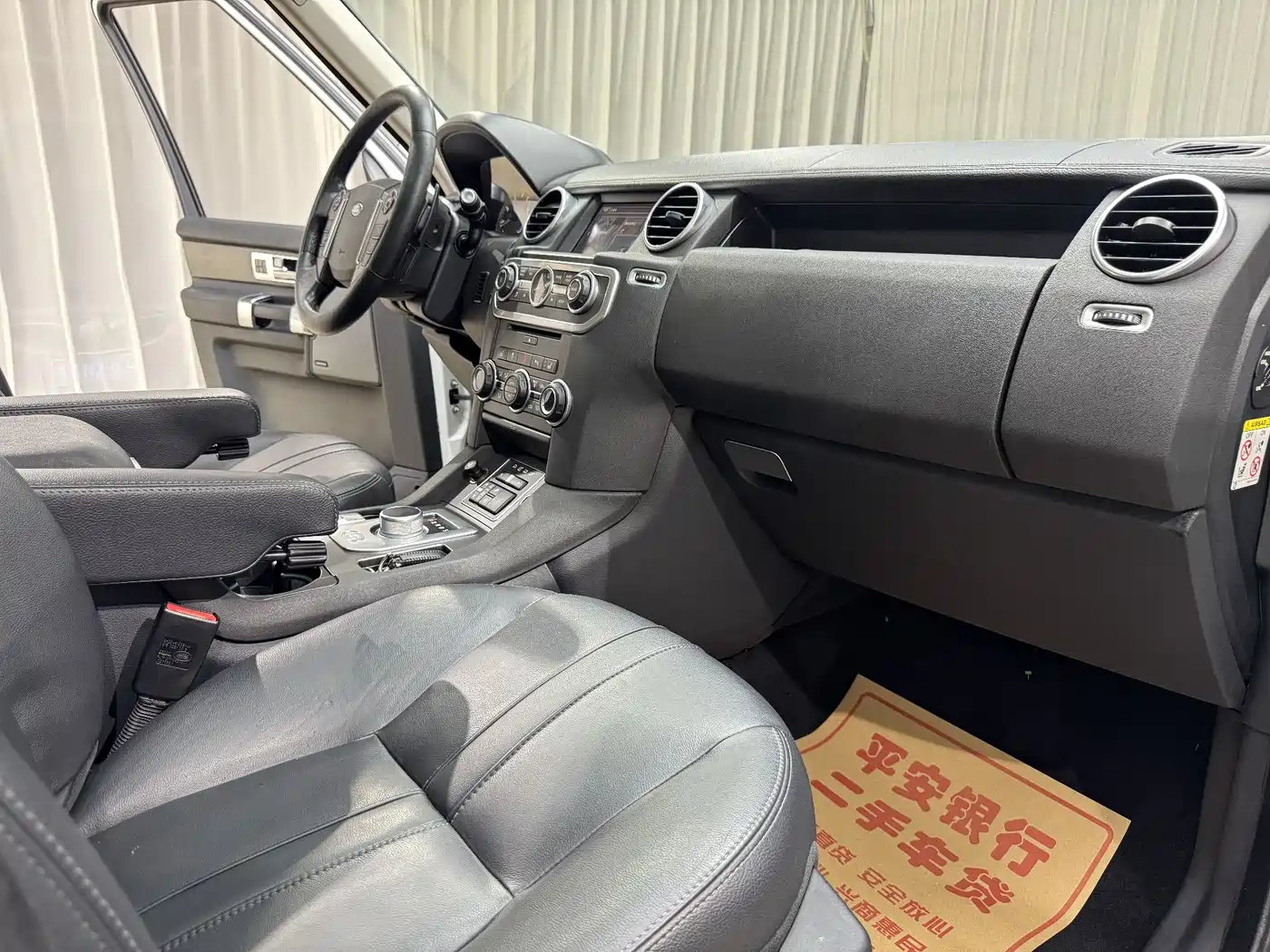 Land Rover Discovery 2015 3.0 SC V6 SE фото 8