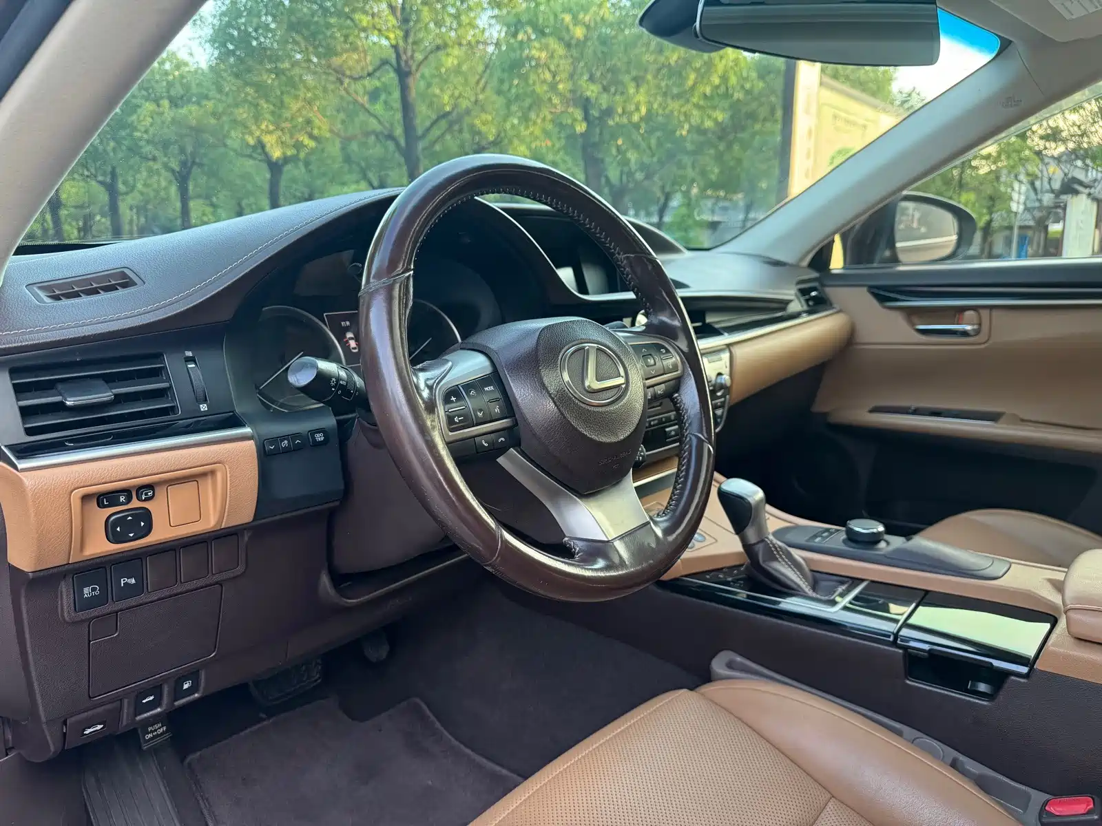 Фото 4 - Lexus ES