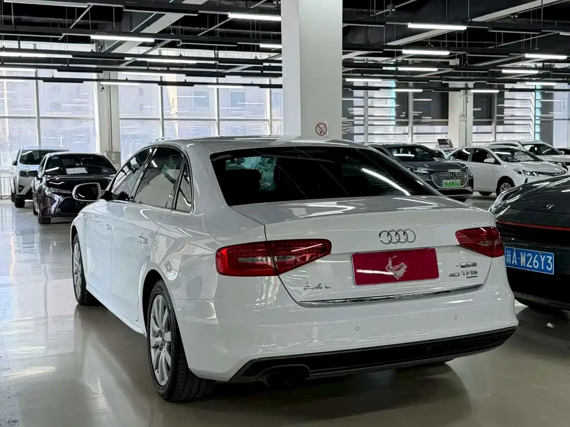 Audi A4L 2013 40 TFSI quattro Personality Sport фото 7