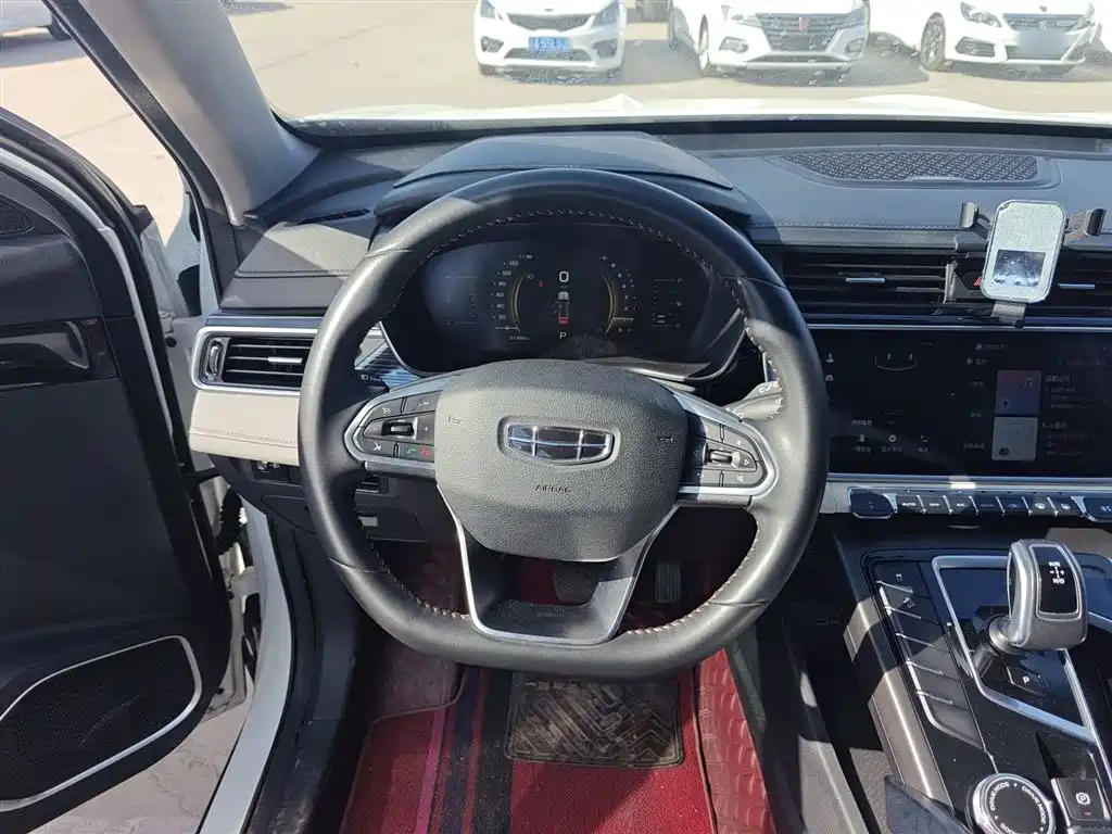 Фото 11 - Geely Atlas