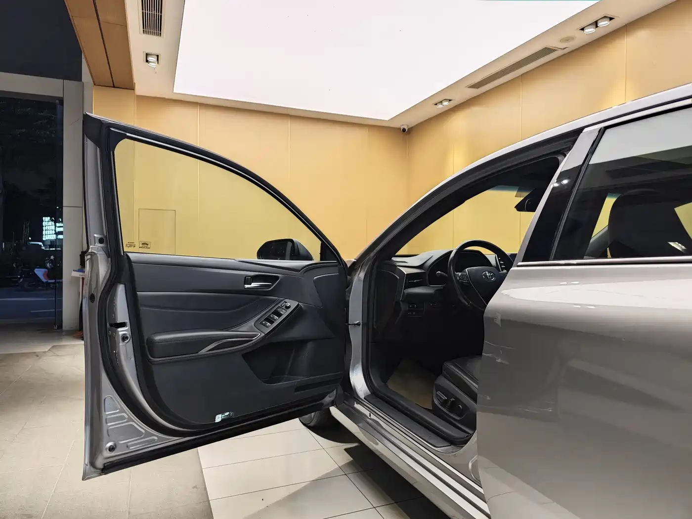 Toyota Avalon 2019 Hybrid 2.5L Luxury Edition China V фото 7