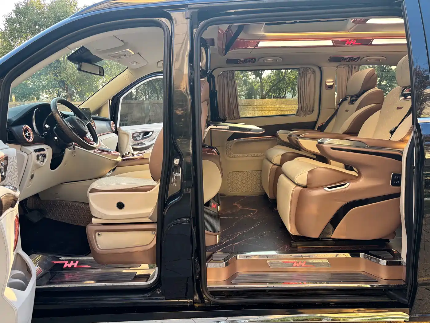 Mercedes-Benz V-Class 2021 V 260 L Long Wheelbase Premium Edition фото 8