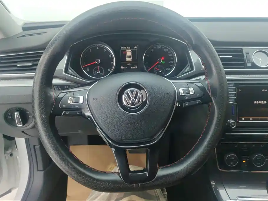 Volkswagen Passat 2017 330TSI DSG Luxury фото 15