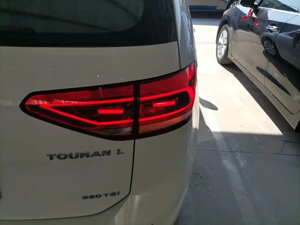 Volkswagen Touran 2018 Touran L 280TSI DSG Comfort 7-seater China V фото 8