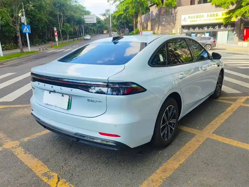 Geely Galaxy Galaxy A7 2025 EM-i 70km Voyage Edition фото 9